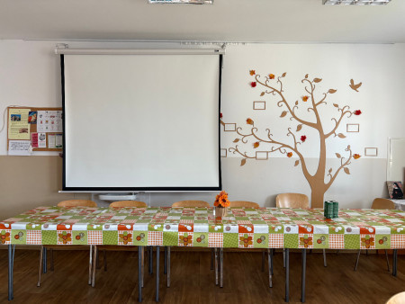 Jedáleň s premietacím plátnom