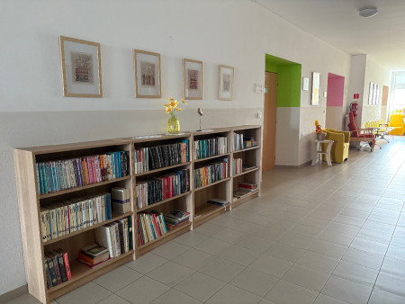 Knižnica - Chodba 1. poschodie